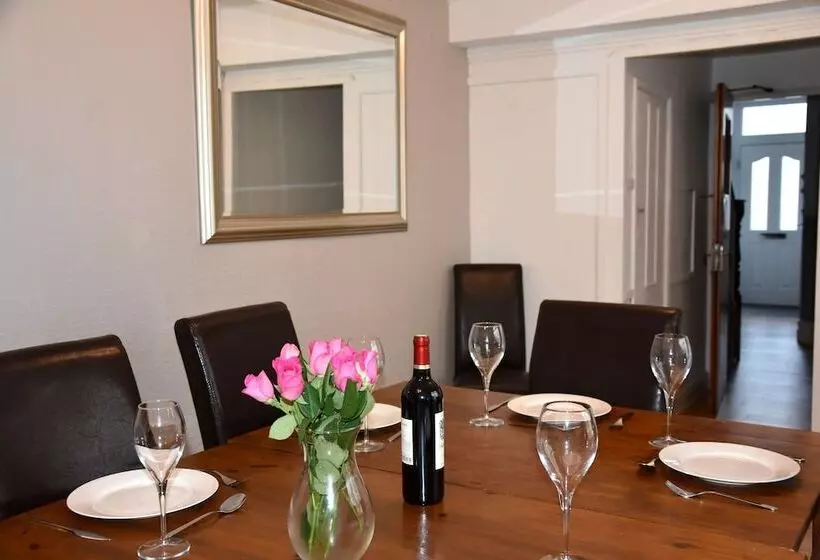 ホテル Spacious Central Cornish Townhouse