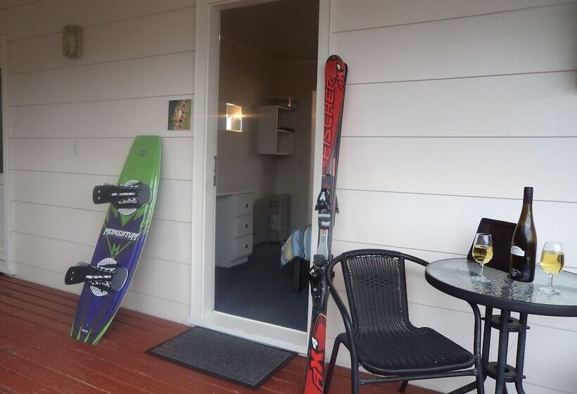 Отель Tongariro Holiday Park