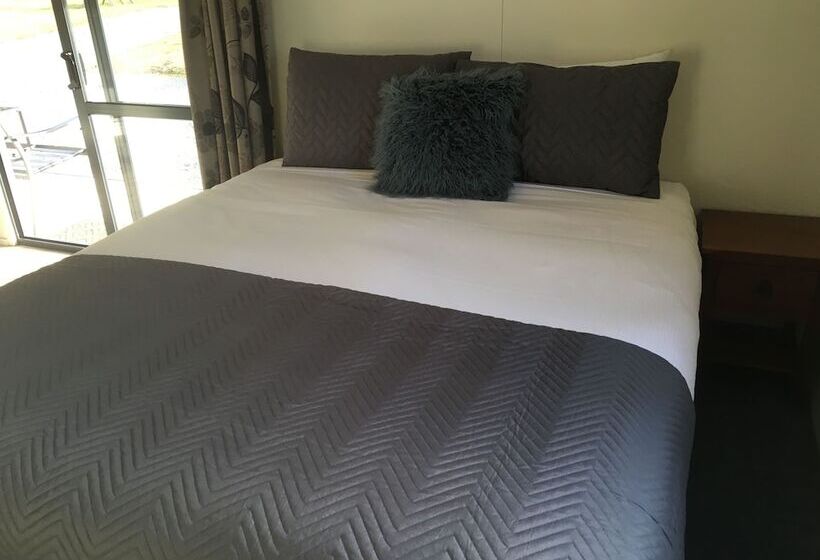 Отель Tongariro Holiday Park