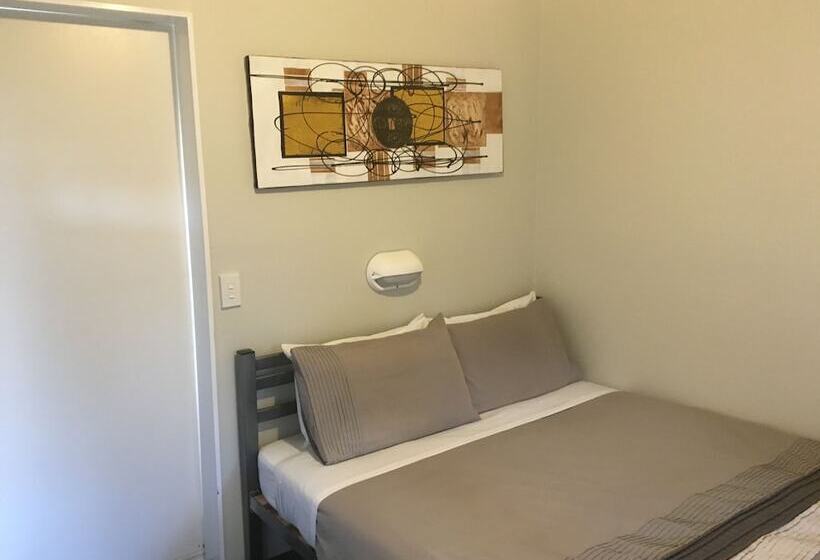 Отель Tongariro Holiday Park