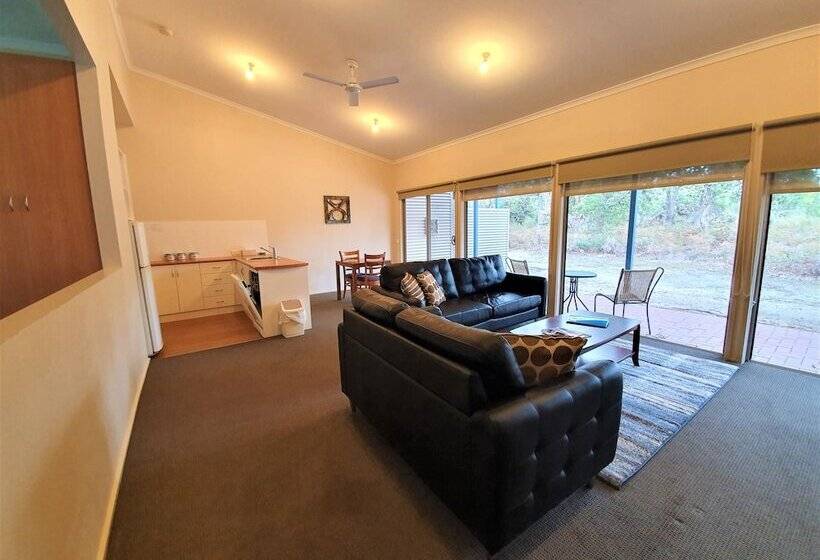 Отель Waterfront Retreat At Wattle Point