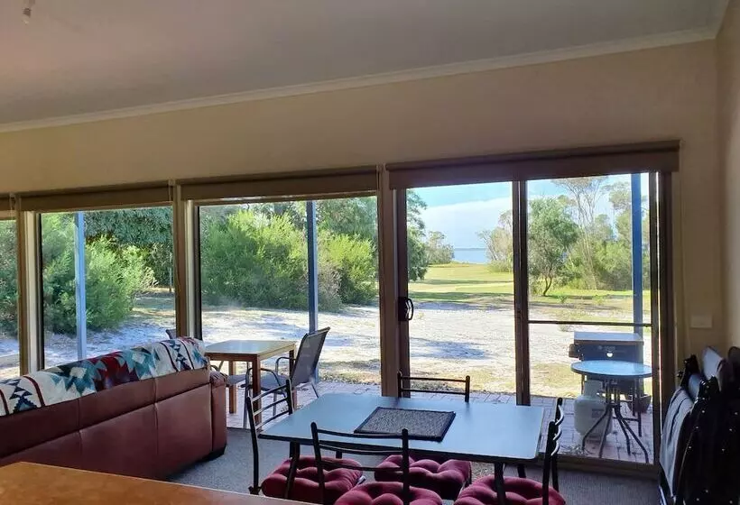 Hotelli Waterfront Retreat At Wattle Point