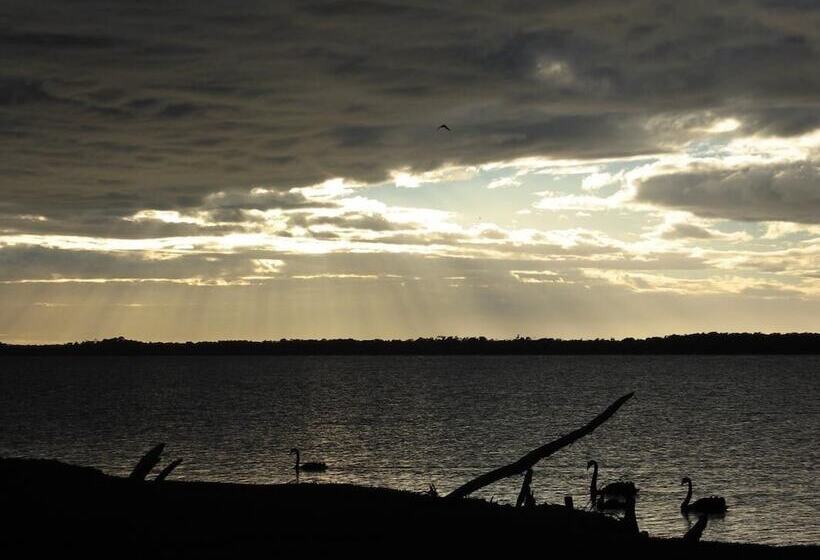 Отель Waterfront Retreat At Wattle Point