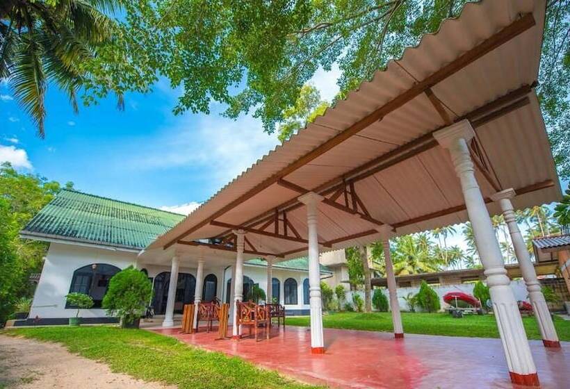 호텔 Latheena Resort