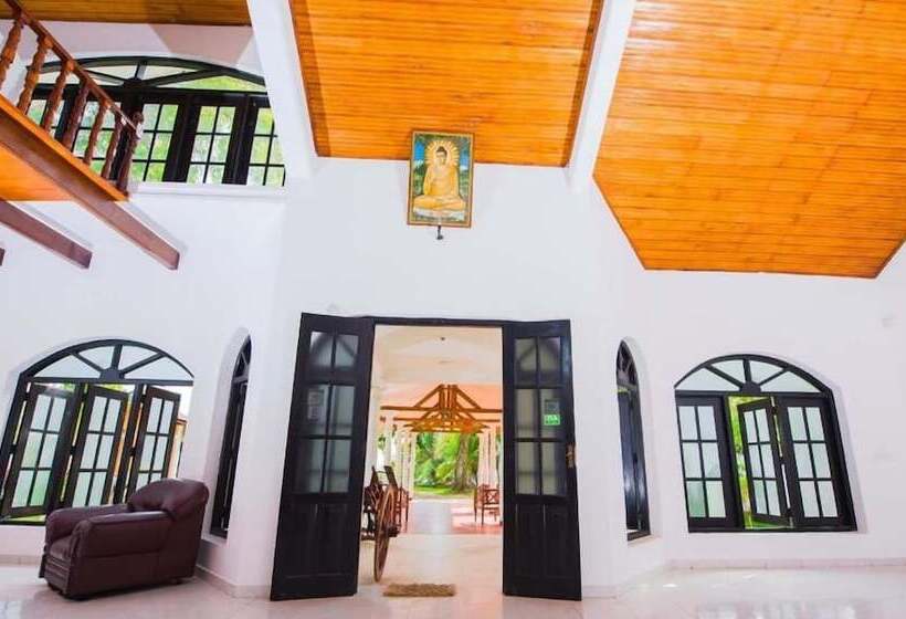 호텔 Latheena Resort