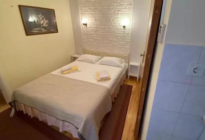 Hotelli Apartments And Rooms By The Sea Komiza, Vis   2431