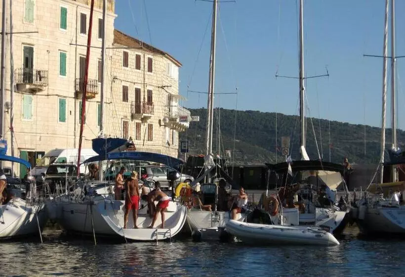 Hotelli Apartments And Rooms By The Sea Komiza, Vis   2431