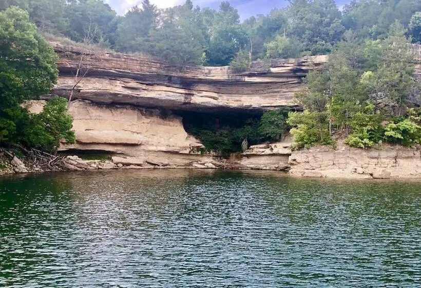 هتل Travelers Inn