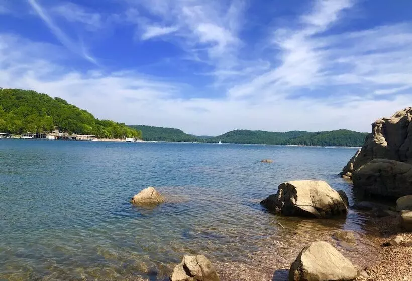 هتل Travelers Inn