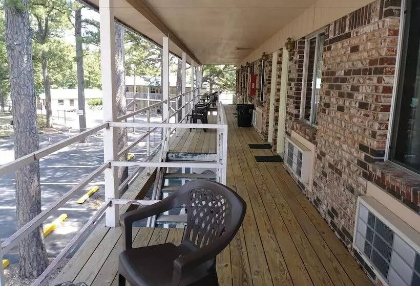 هتل Travelers Inn