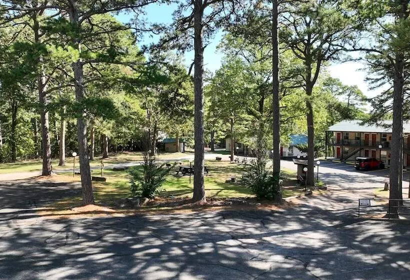 هتل Travelers Inn