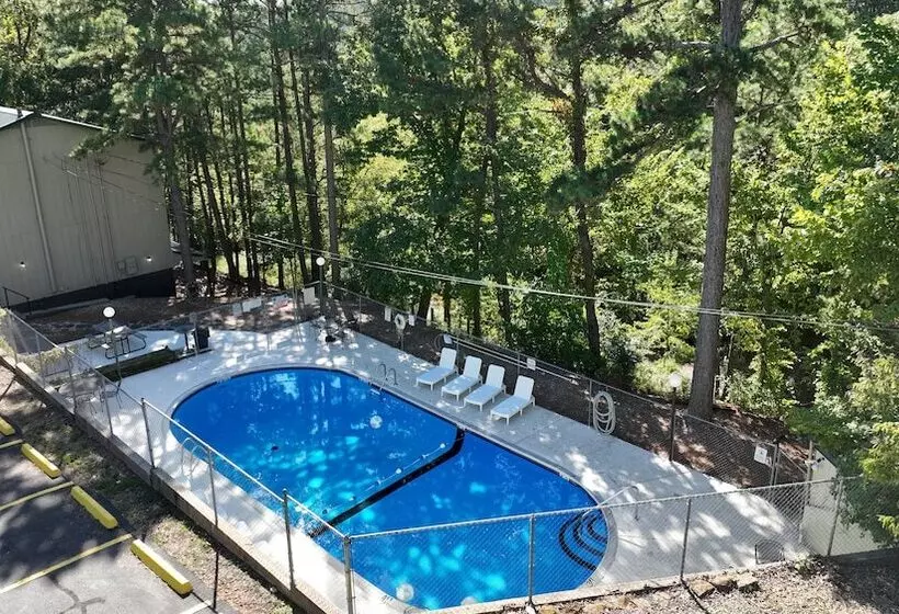 هتل Travelers Inn