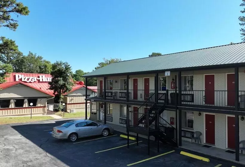 هتل Travelers Inn