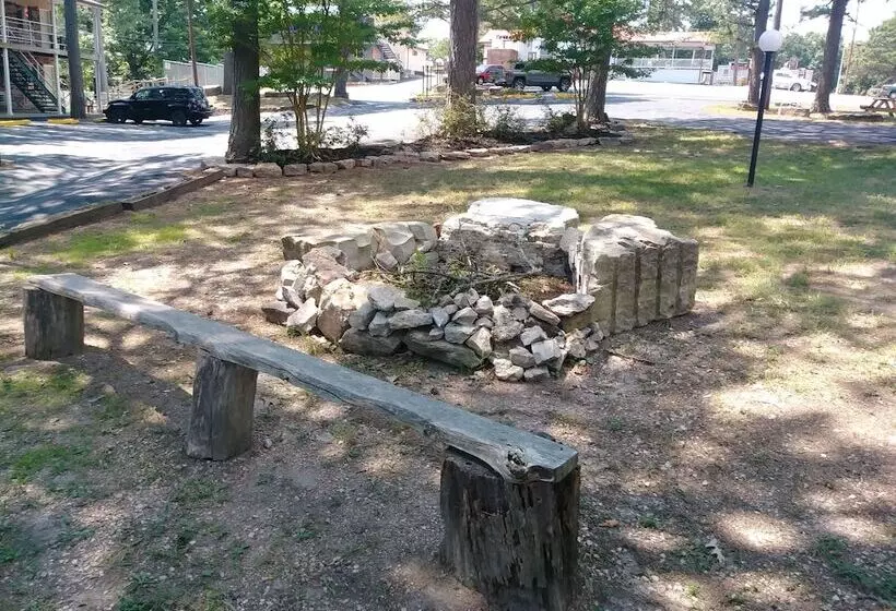 هتل Travelers Inn