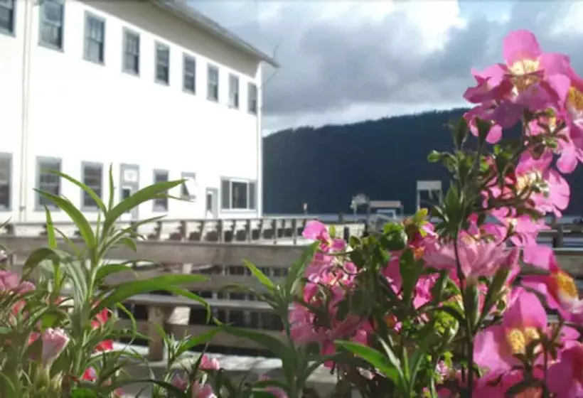 Hotelli Waterfall Resort