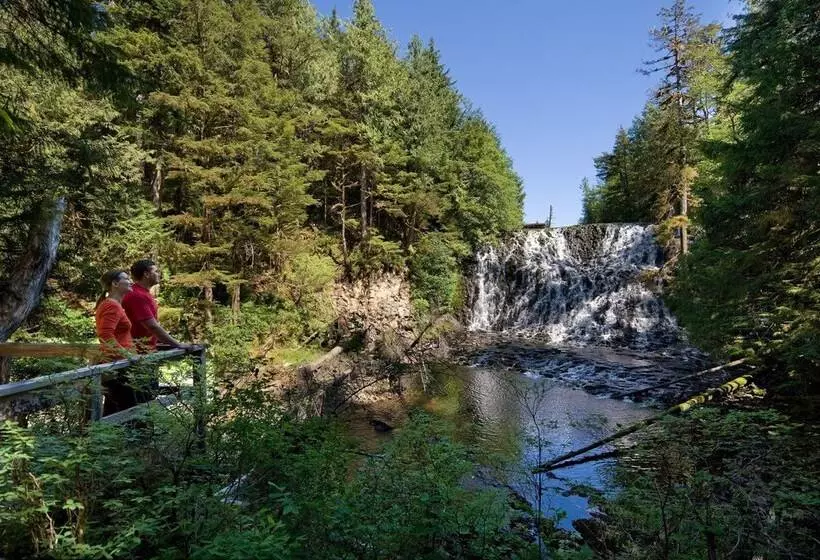 Hotelli Waterfall Resort