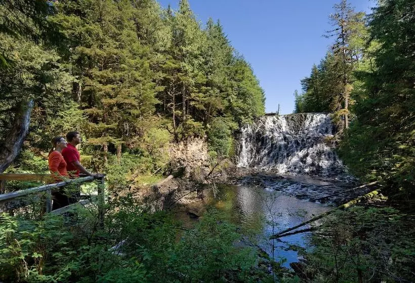 Hotelli Waterfall Resort