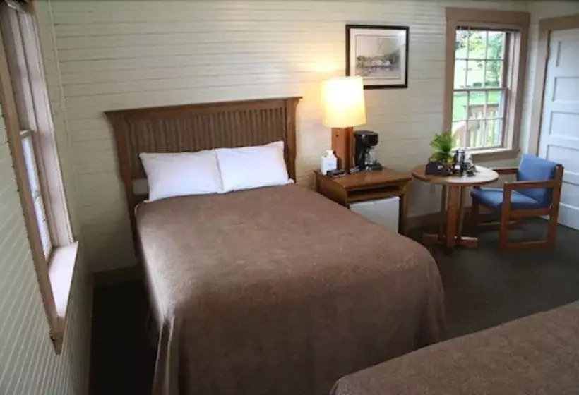 Hotelli Waterfall Resort