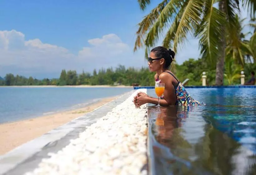 هتل Sara Beachfront Boutique Resort