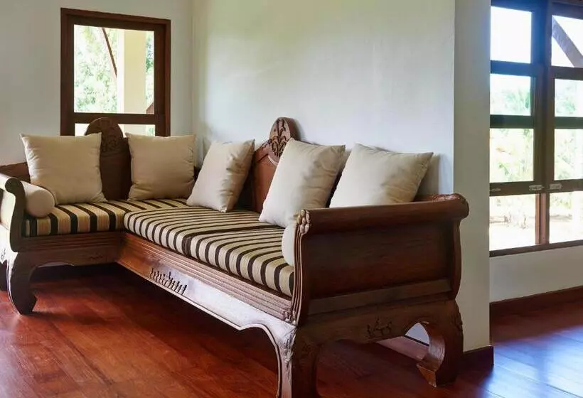 هتل Sara Beachfront Boutique Resort