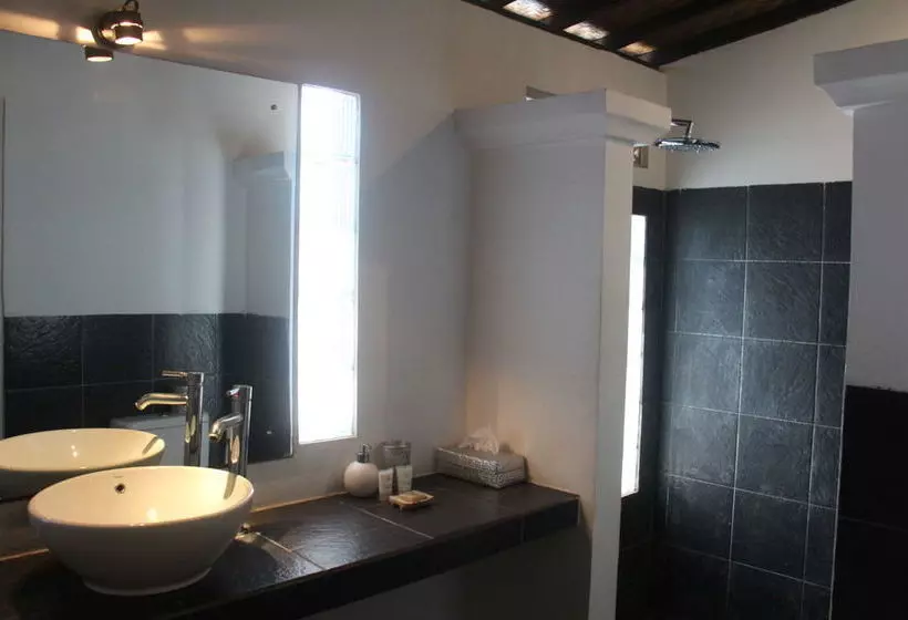 Hotell Scallywags Beach Club