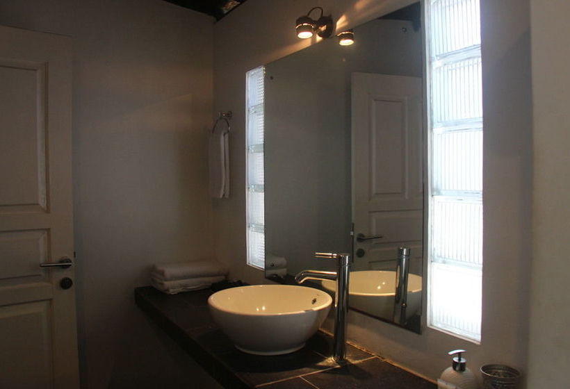 ホテル Scallywags Beach Club