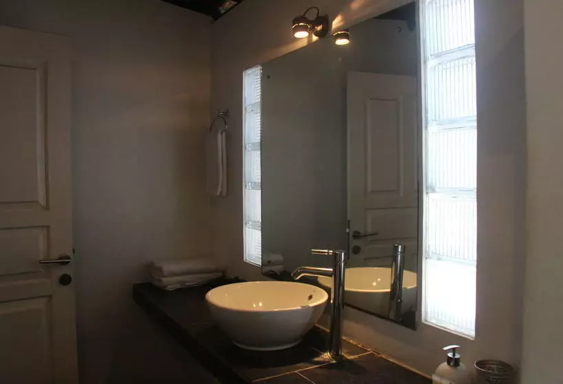 Hotell Scallywags Beach Club