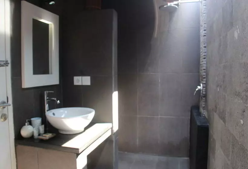 Hotell Scallywags Beach Club