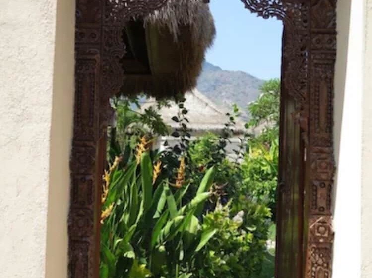 Отель Sunia Loka