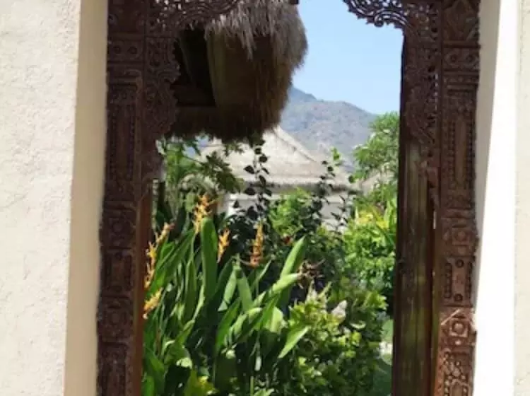 Отель Sunia Loka