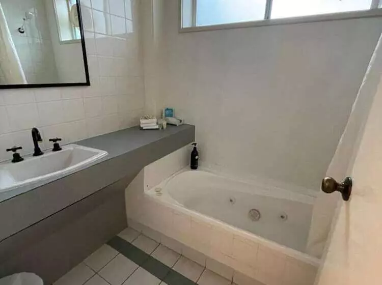 Parklane Motel
