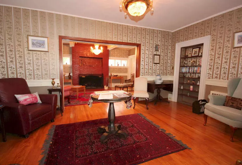 پانسیون Tara Manor Inn