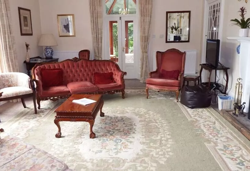 بنسيون Whitchester Christian Centre