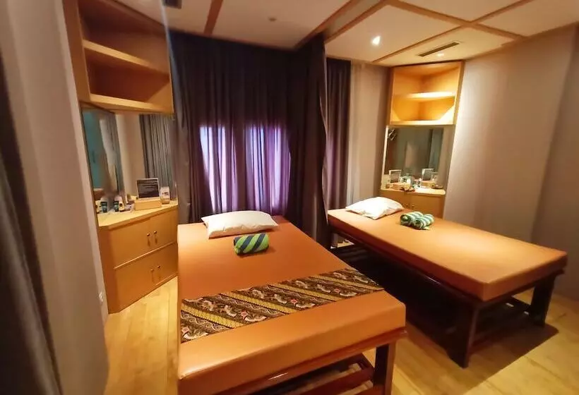 Emilia Hotel By Amazing