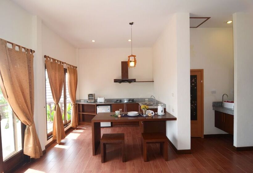 בית מלון כפרי Phuchawee Lanta Villa