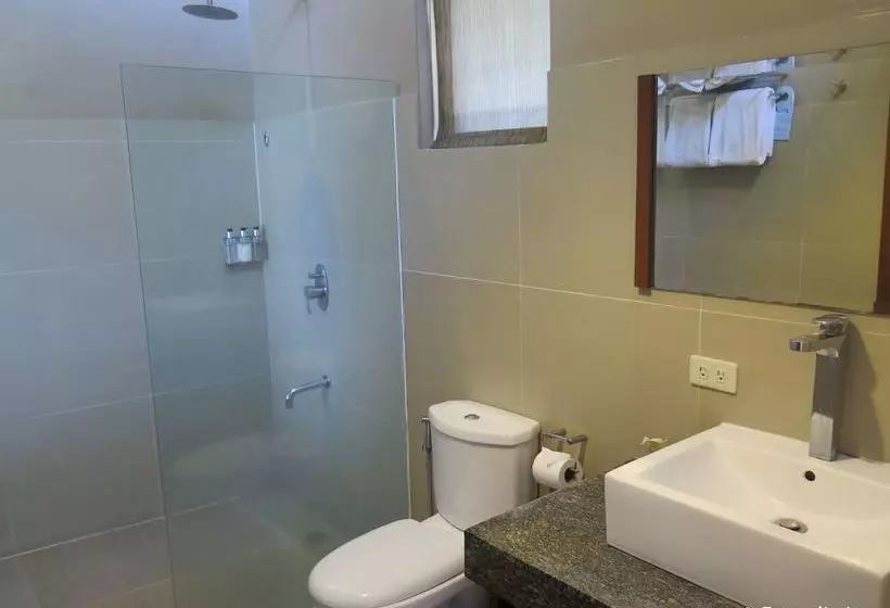 Aiyanar Beach And Dive Resort