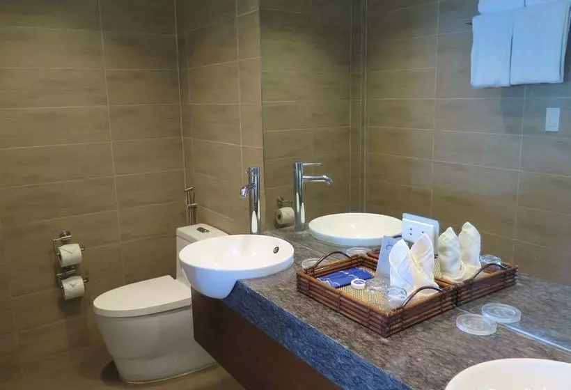 Aiyanar Beach And Dive Resort