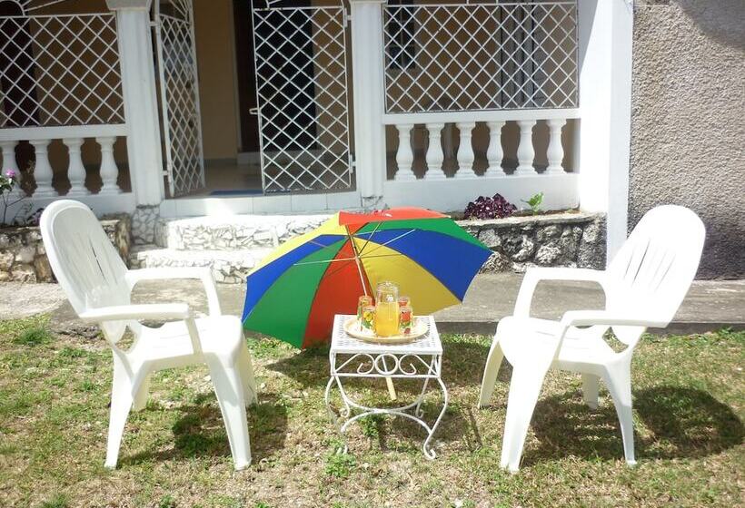 تختخواب و صبحانه East Bay Villas