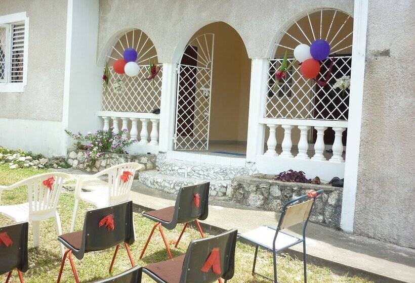 تختخواب و صبحانه East Bay Villas