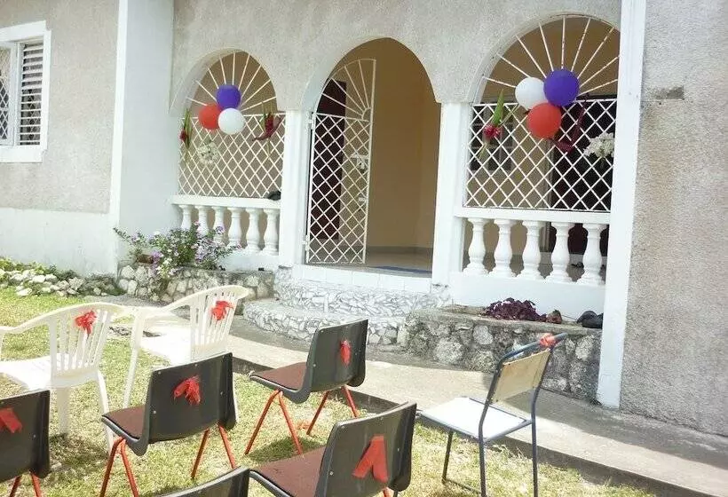 تختخواب و صبحانه East Bay Villas