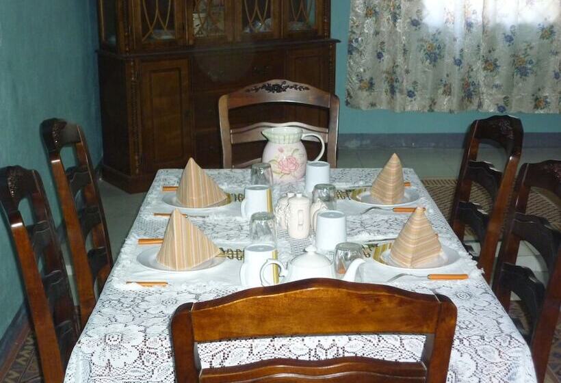 تختخواب و صبحانه East Bay Villas