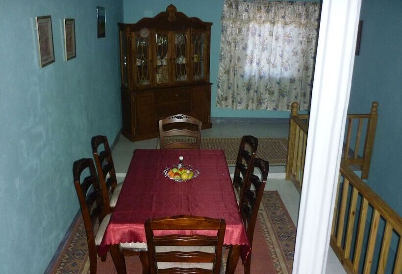 تختخواب و صبحانه East Bay Villas