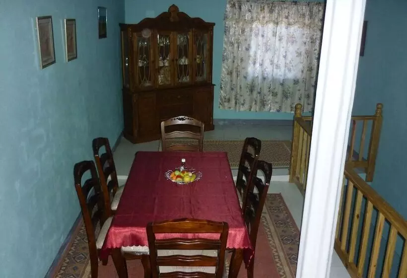 تختخواب و صبحانه East Bay Villas