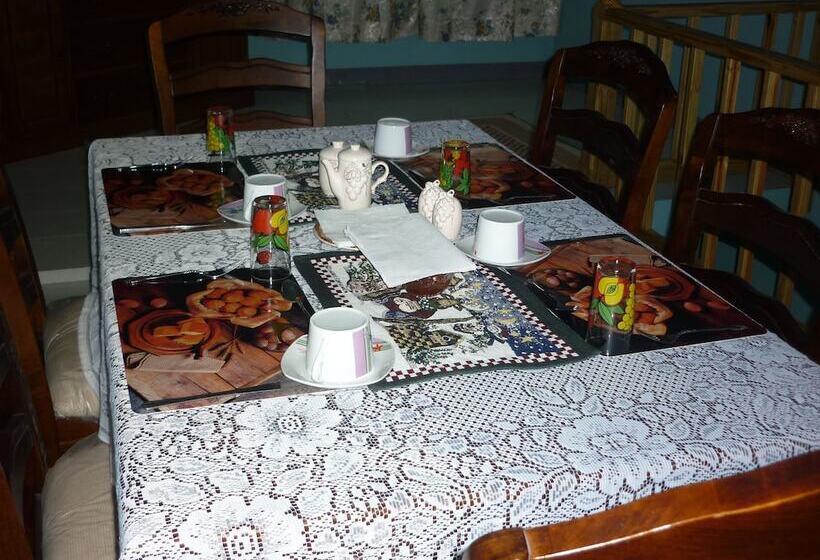 تختخواب و صبحانه East Bay Villas