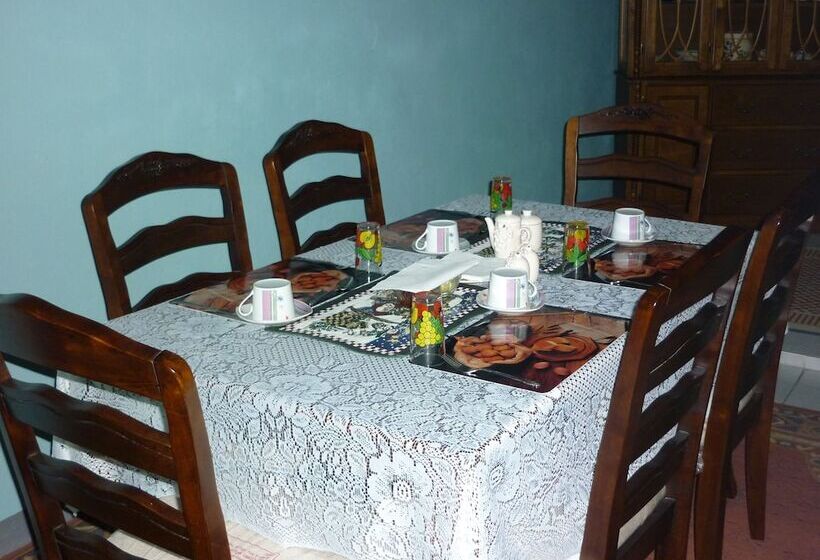 تختخواب و صبحانه East Bay Villas