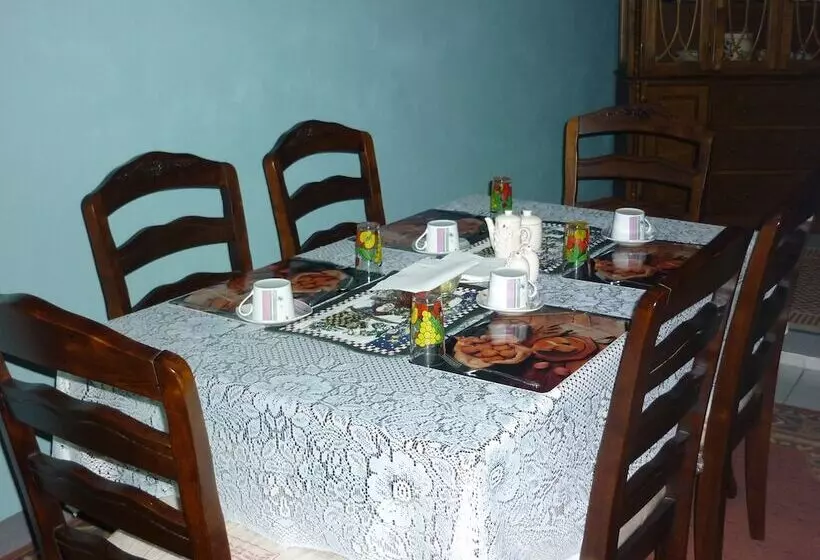 تختخواب و صبحانه East Bay Villas