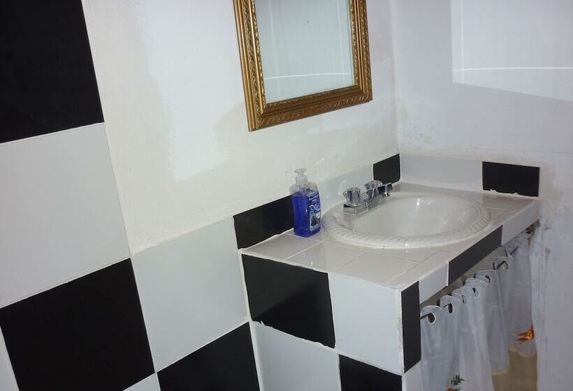 تختخواب و صبحانه East Bay Villas