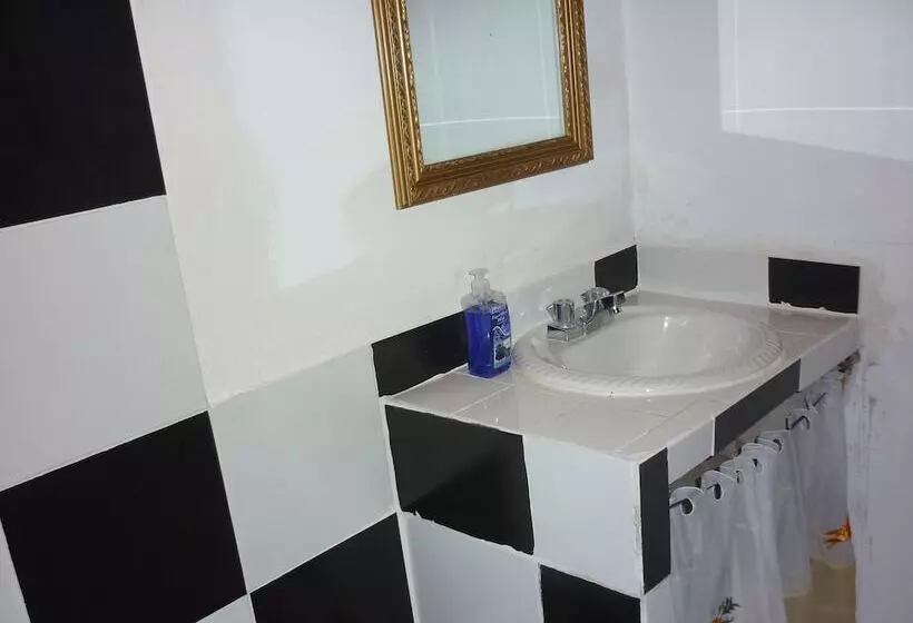 تختخواب و صبحانه East Bay Villas