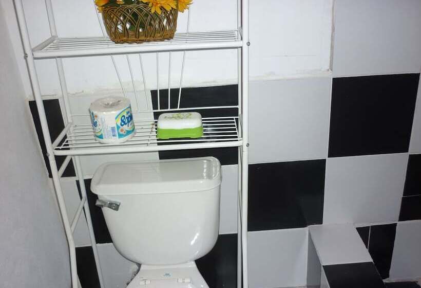 تختخواب و صبحانه East Bay Villas