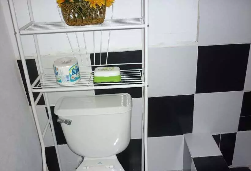 تختخواب و صبحانه East Bay Villas